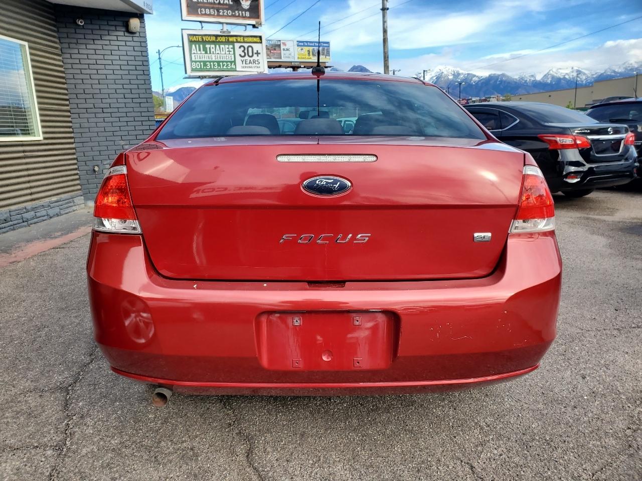 Ford Focus 4dr Sdn SE 2010