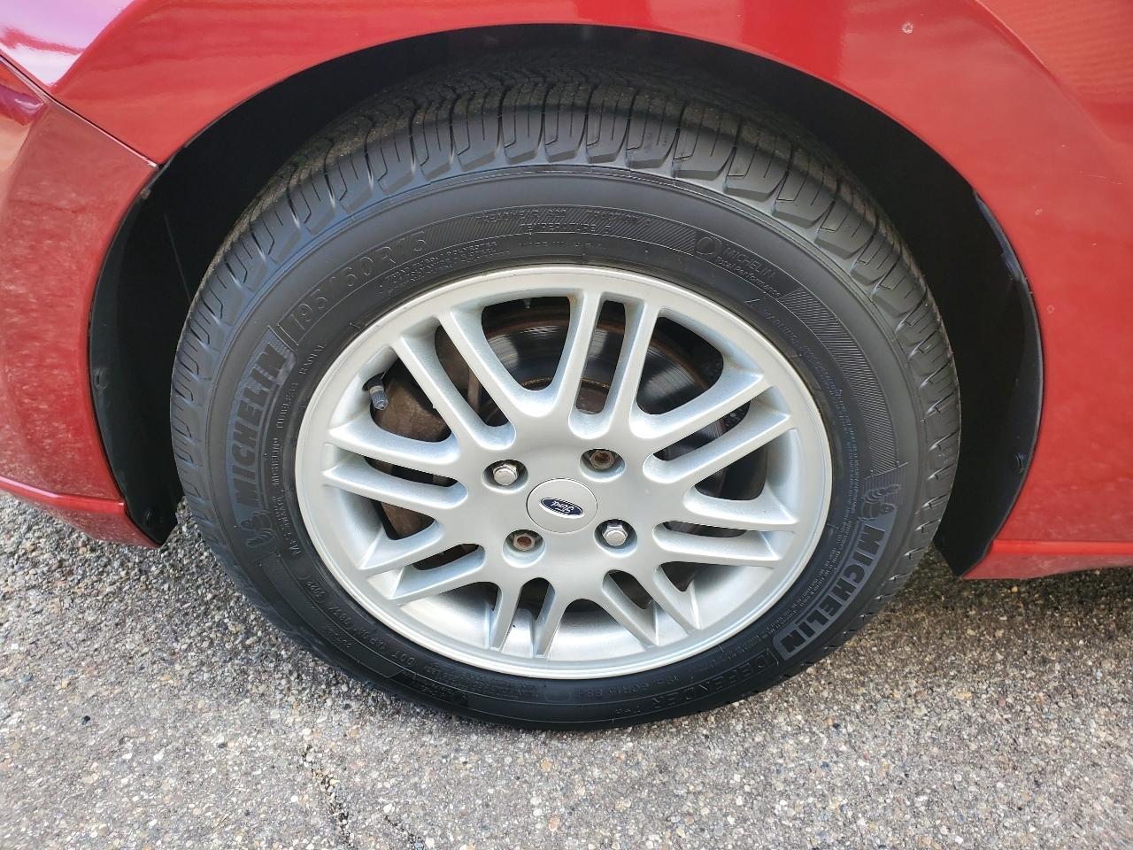 Ford Focus 4dr Sdn SE 2010