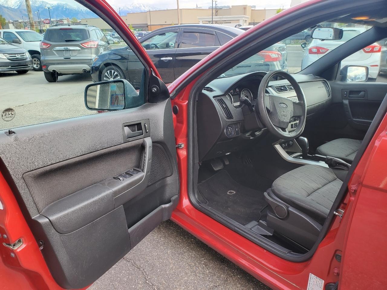 Ford Focus 4dr Sdn SE 2010