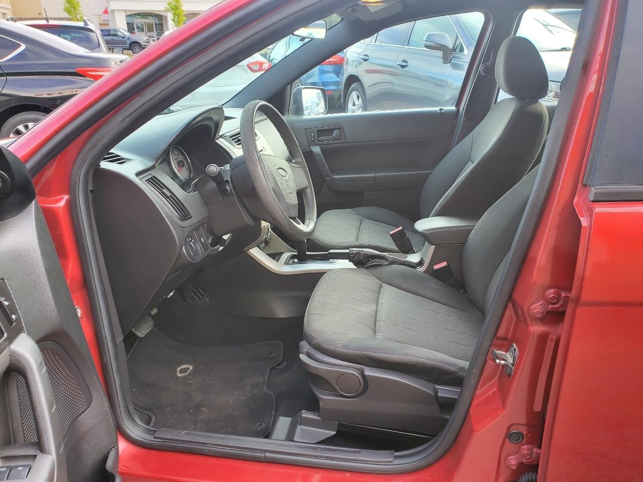 Ford Focus 4dr Sdn SE 2010