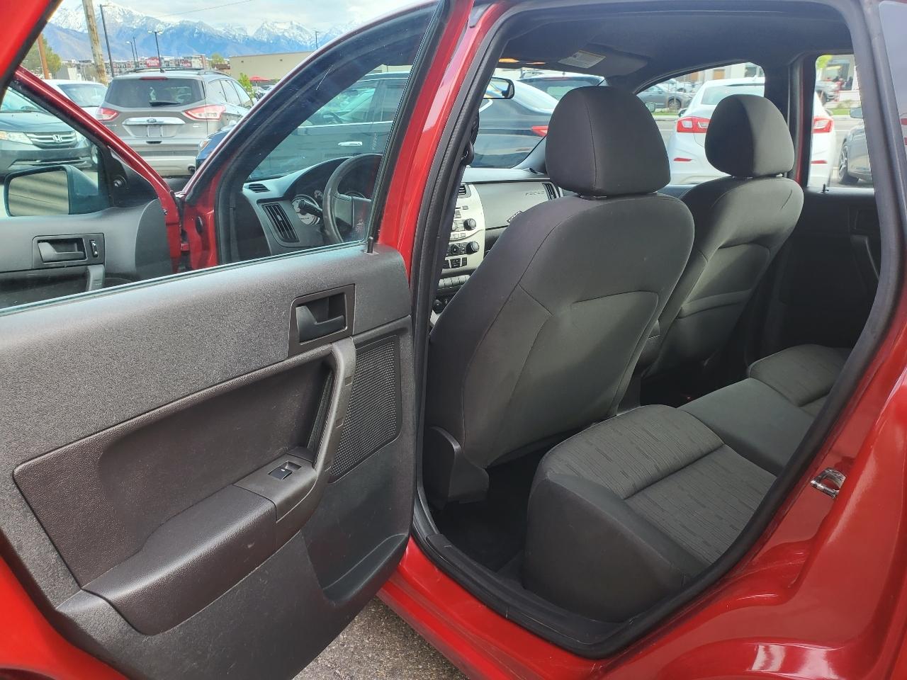 Ford Focus 4dr Sdn SE 2010