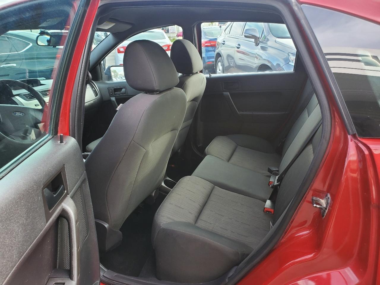 Ford Focus 4dr Sdn SE 2010