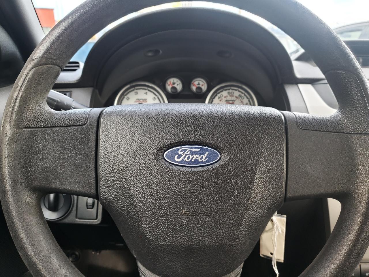 Ford Focus 4dr Sdn SE 2010