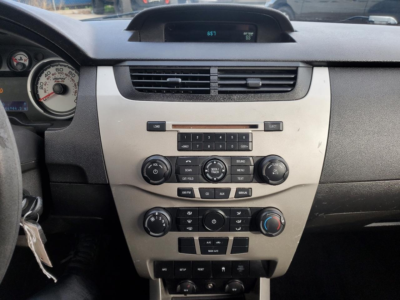 Ford Focus 4dr Sdn SE 2010