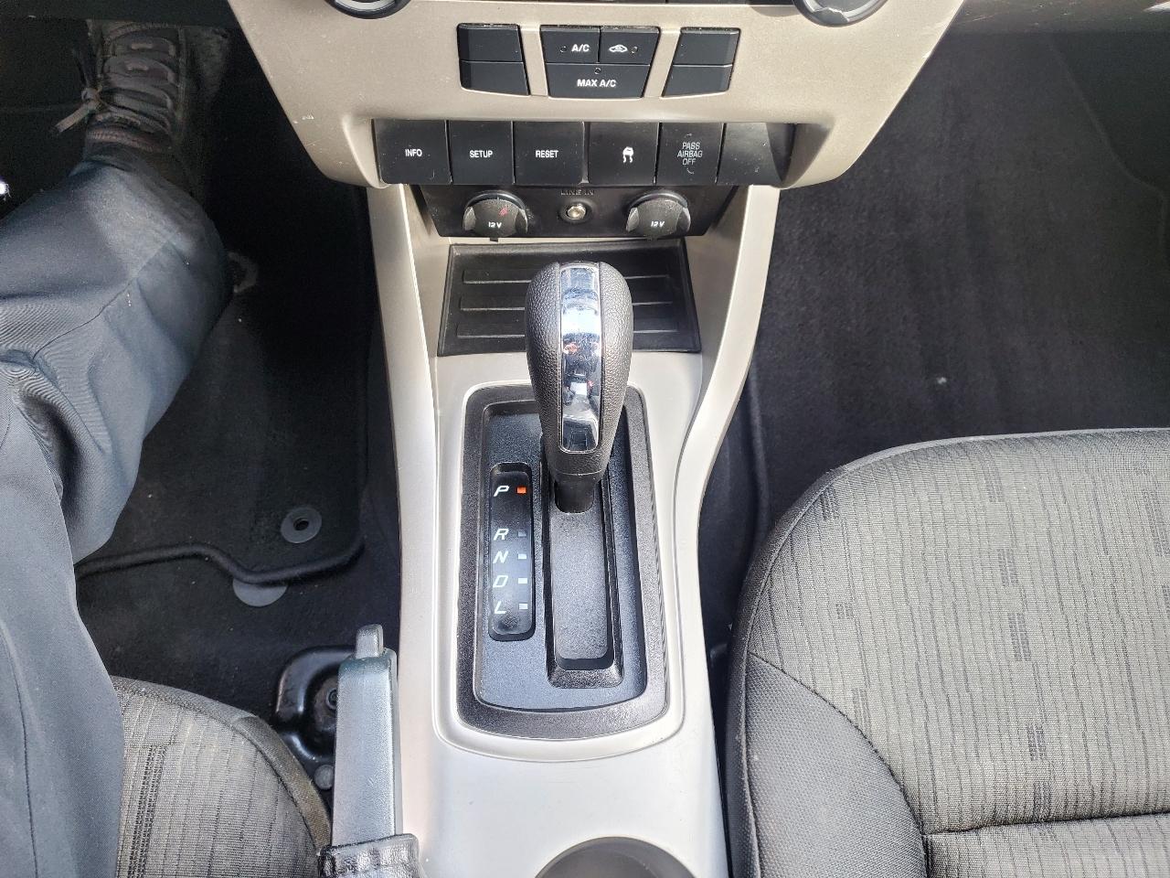 Ford Focus 4dr Sdn SE 2010