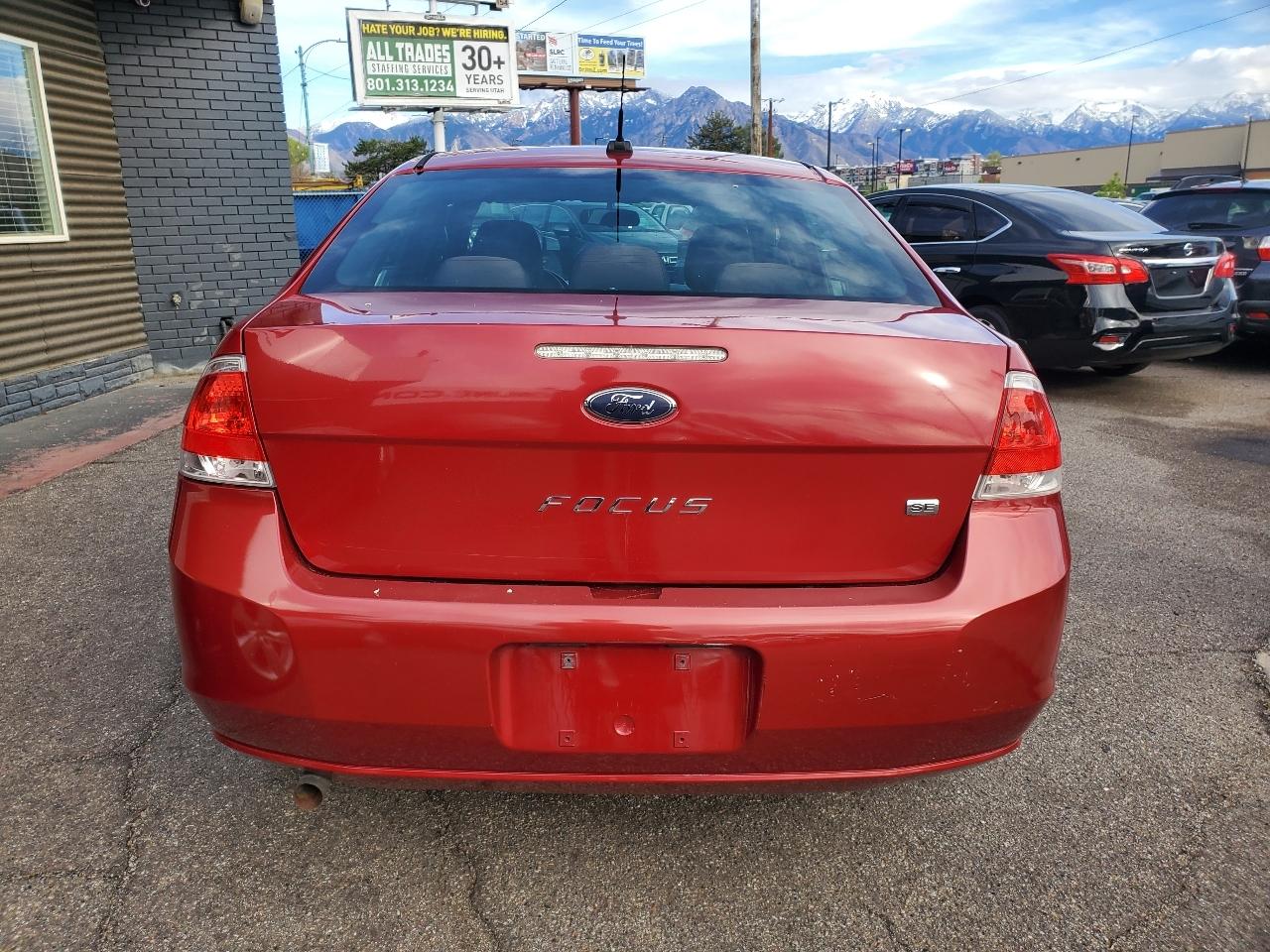 Ford Focus 4dr Sdn SE 2010