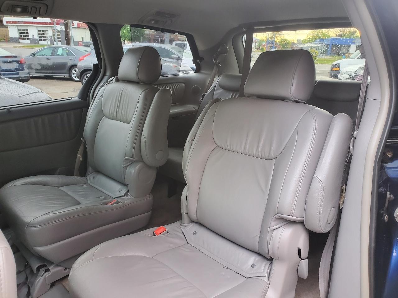 Toyota Sienna 5dr 7-Pass Van XLE Ltd AWD (Natl) 2007