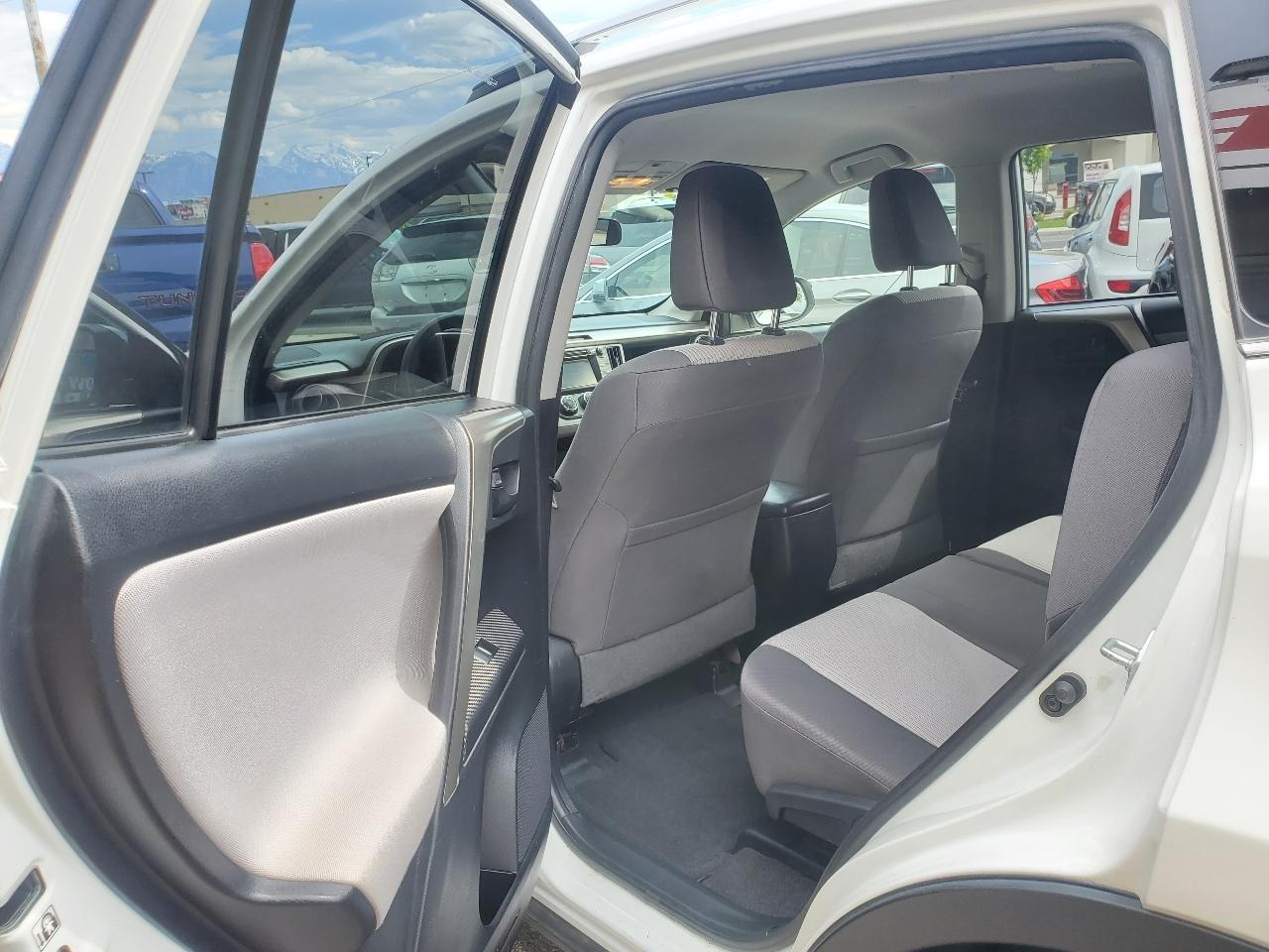 Toyota RAV4 AWD 4dr LE (Natl) 2015