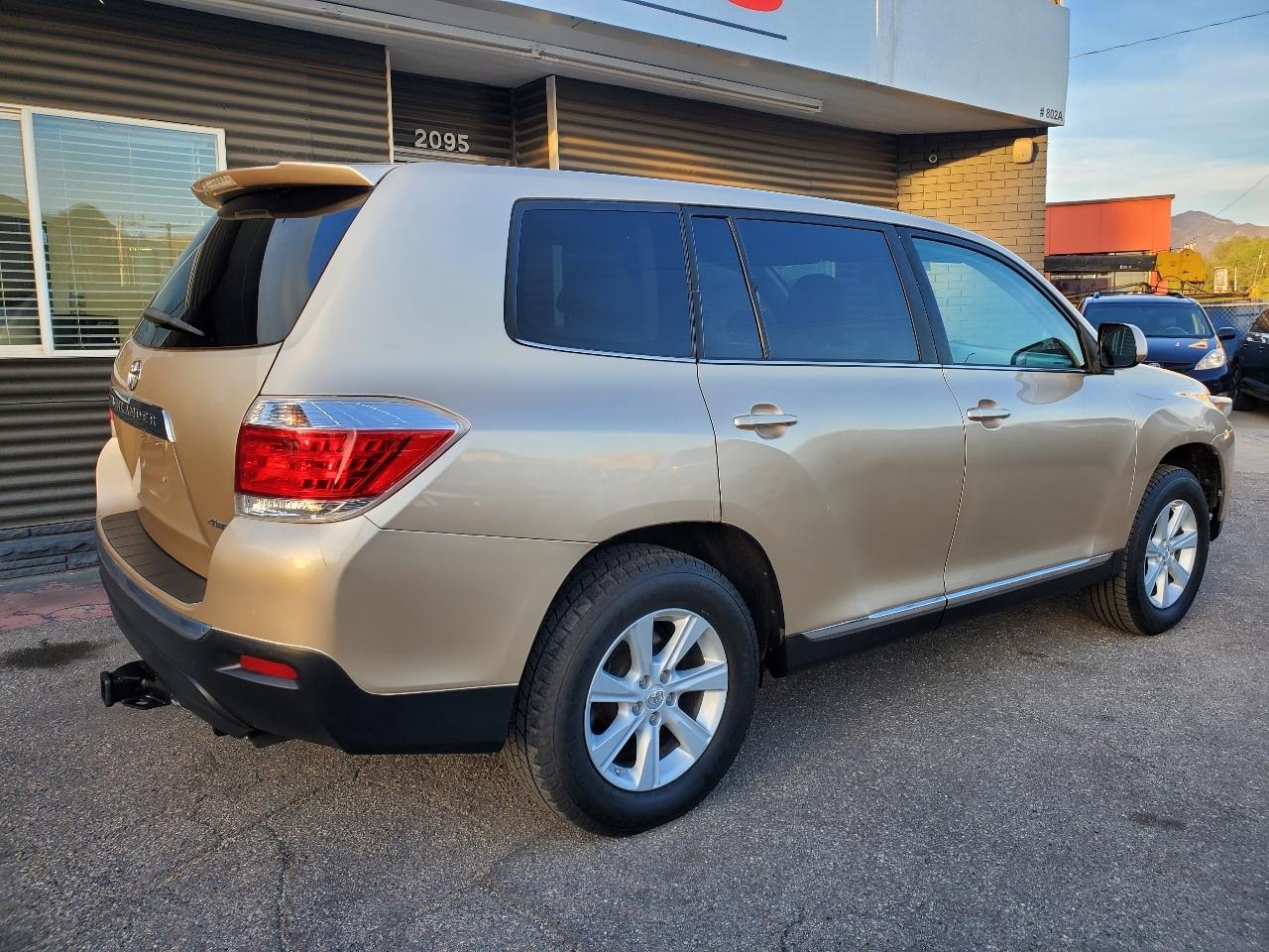 Toyota Highlander 4WD 4dr V6 (Natl) 2013