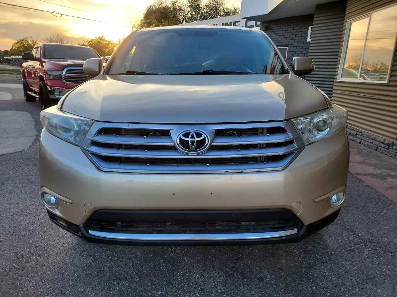 Toyota Highlander 4WD 4dr V6 (Natl) 2013