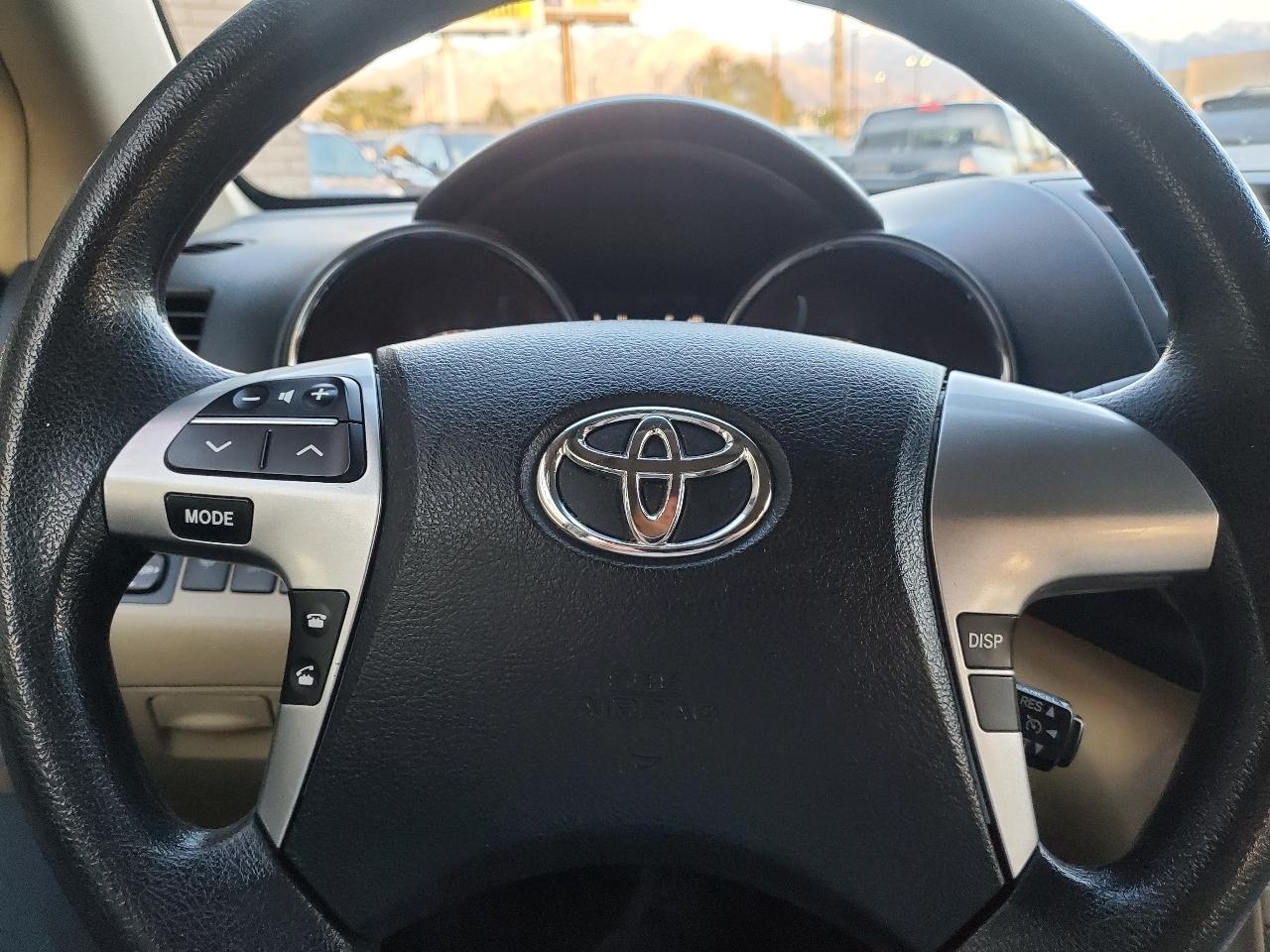 Toyota Highlander 4WD 4dr V6 (Natl) 2013