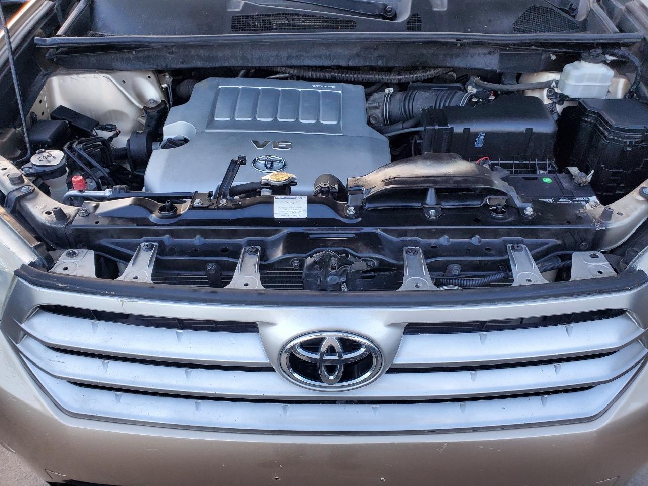 Toyota Highlander 4WD 4dr V6 (Natl) 2013