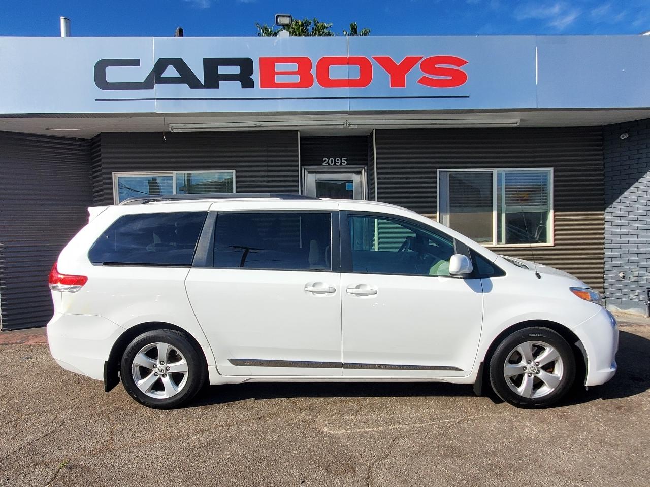 Toyota Sienna 5dr 7-Pass Van V6 LE FWD (Natl) 2012