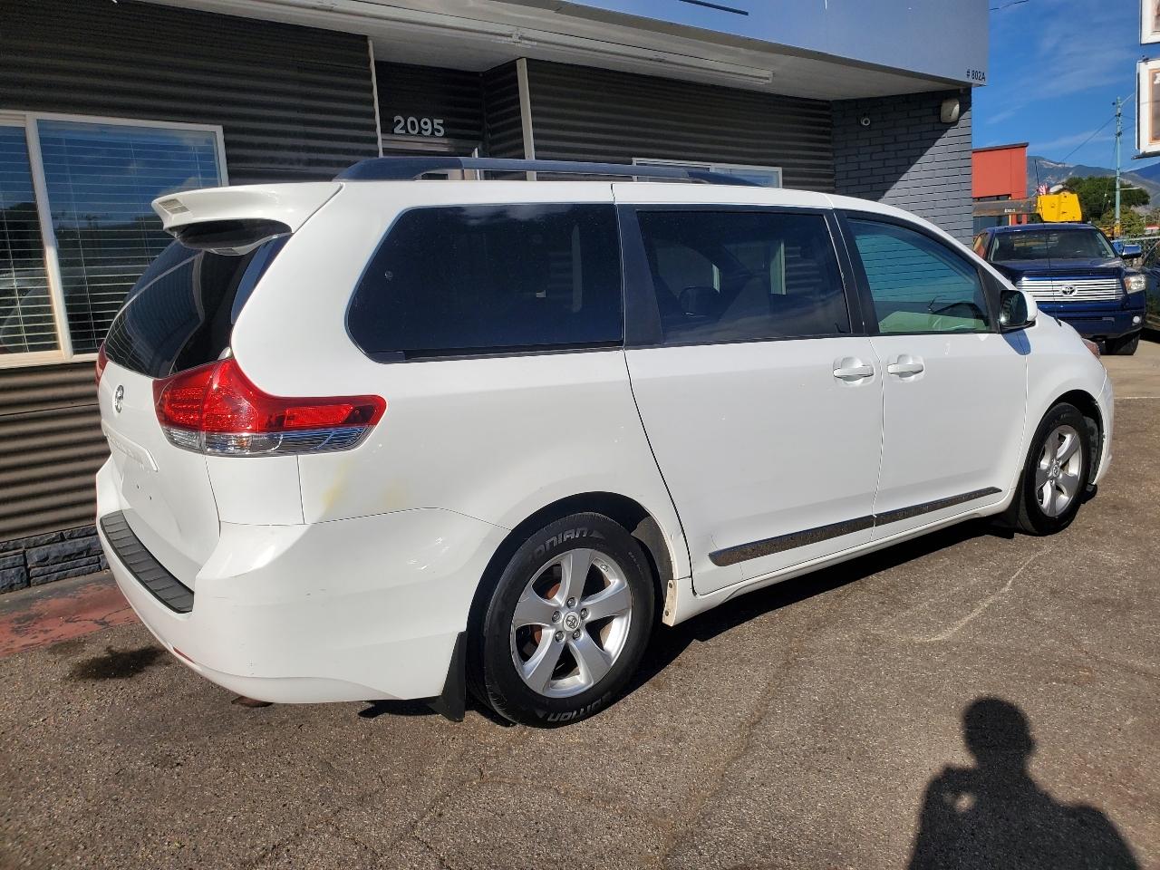 Toyota Sienna 5dr 7-Pass Van V6 LE FWD (Natl) 2012