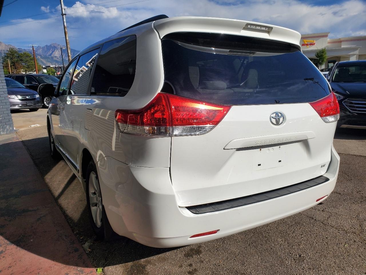 Toyota Sienna 5dr 7-Pass Van V6 LE FWD (Natl) 2012