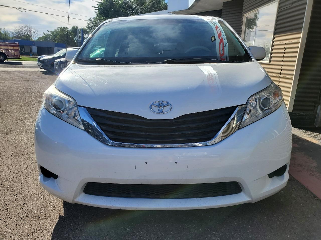 Toyota Sienna 5dr 7-Pass Van V6 LE FWD (Natl) 2012
