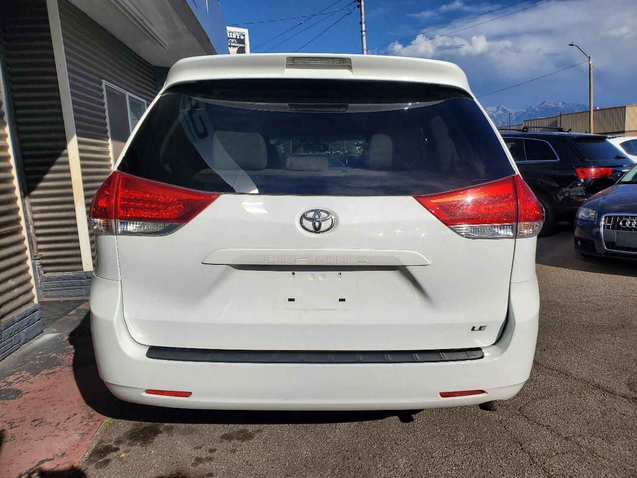 Toyota Sienna 5dr 7-Pass Van V6 LE FWD (Natl) 2012
