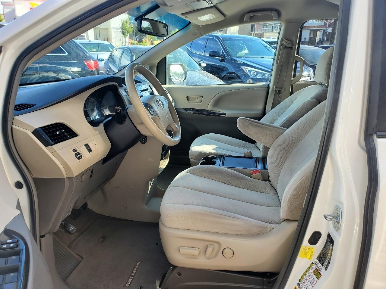 Toyota Sienna 5dr 7-Pass Van V6 LE FWD (Natl) 2012