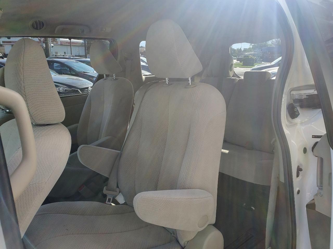 Toyota Sienna 5dr 7-Pass Van V6 LE FWD (Natl) 2012
