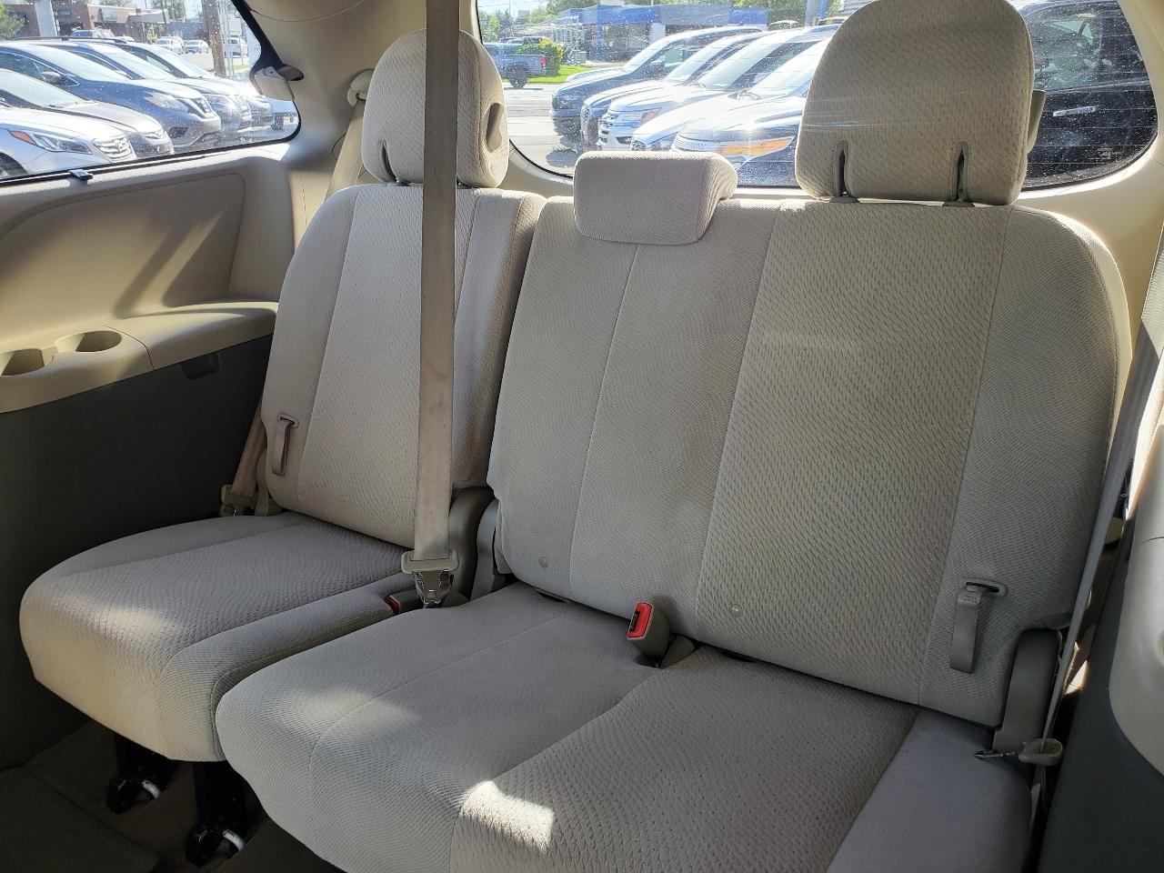 Toyota Sienna 5dr 7-Pass Van V6 LE FWD (Natl) 2012