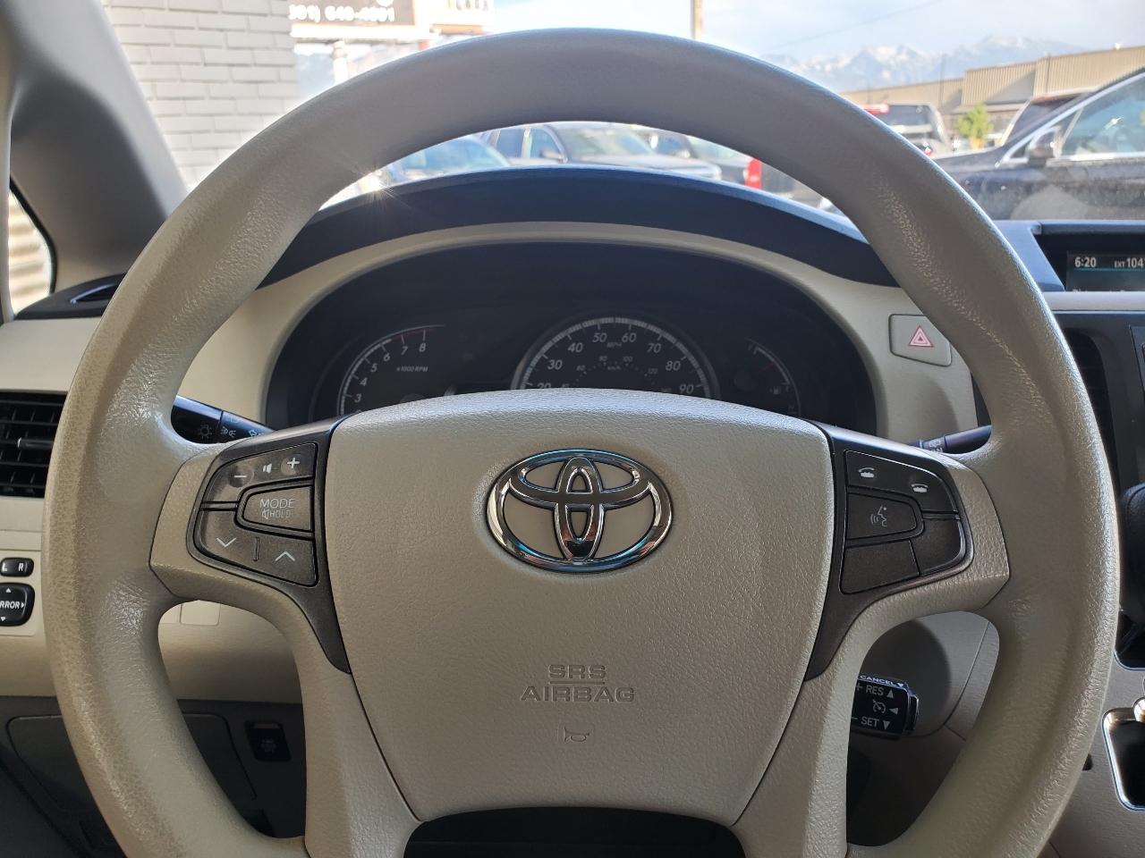 Toyota Sienna 5dr 7-Pass Van V6 LE FWD (Natl) 2012