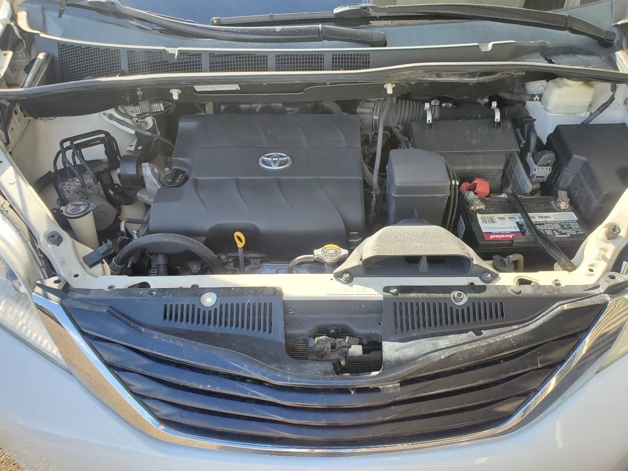 Toyota Sienna 5dr 7-Pass Van V6 LE FWD (Natl) 2012