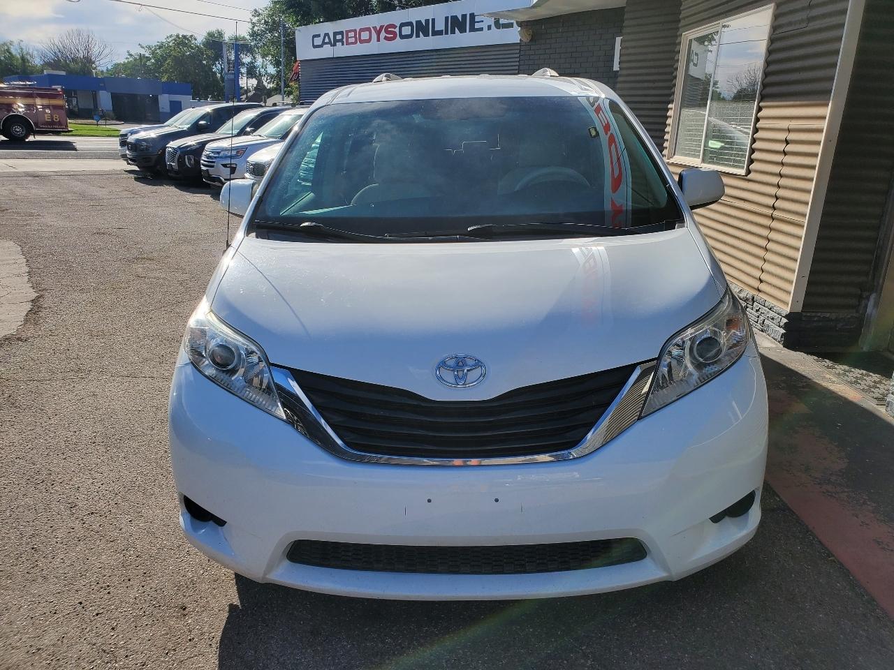 Toyota Sienna 5dr 7-Pass Van V6 LE FWD (Natl) 2012