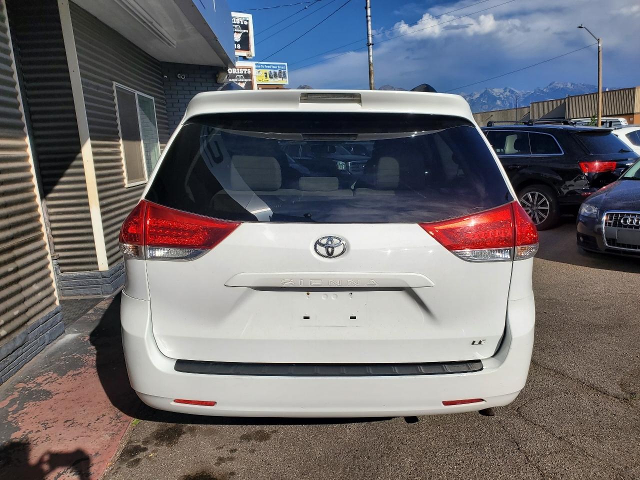 Toyota Sienna 5dr 7-Pass Van V6 LE FWD (Natl) 2012