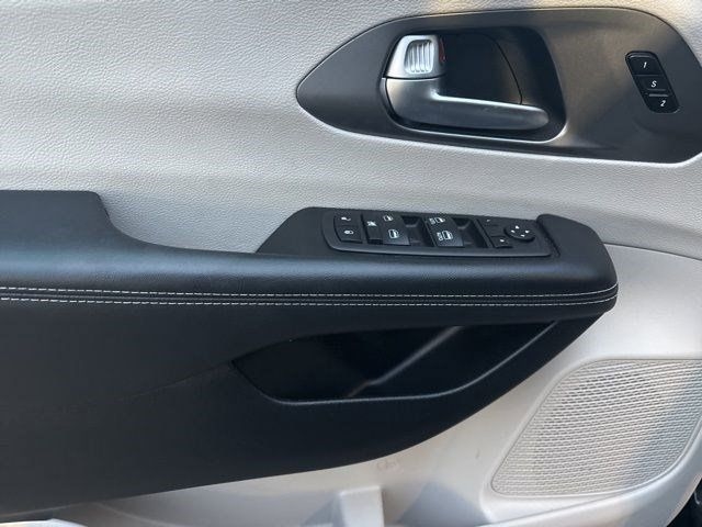 Chrysler Pacifica Touring L 2023