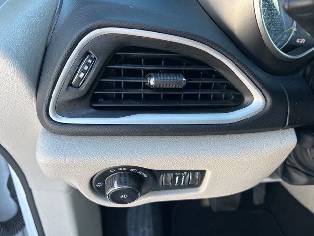 Chrysler Pacifica Touring L 2023