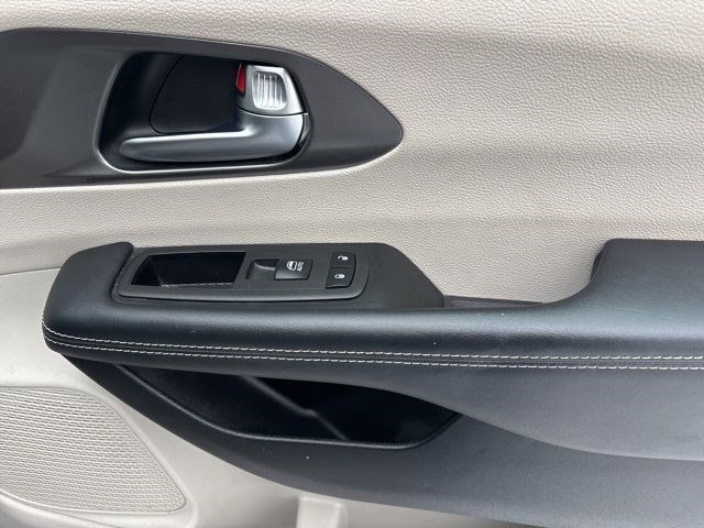 Chrysler Pacifica Touring L 2023