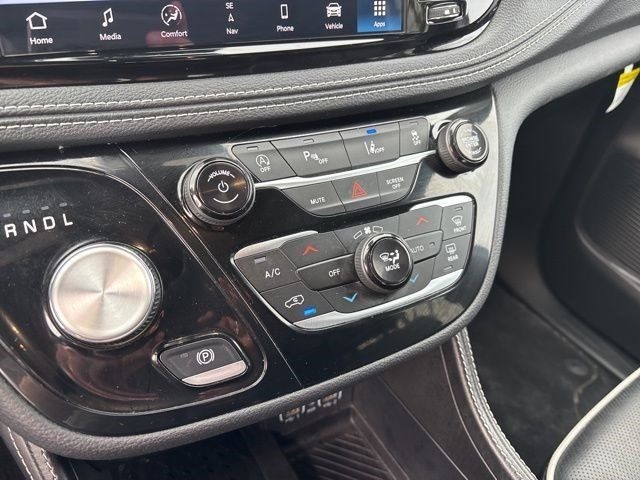 Chrysler Pacifica Limited 2025