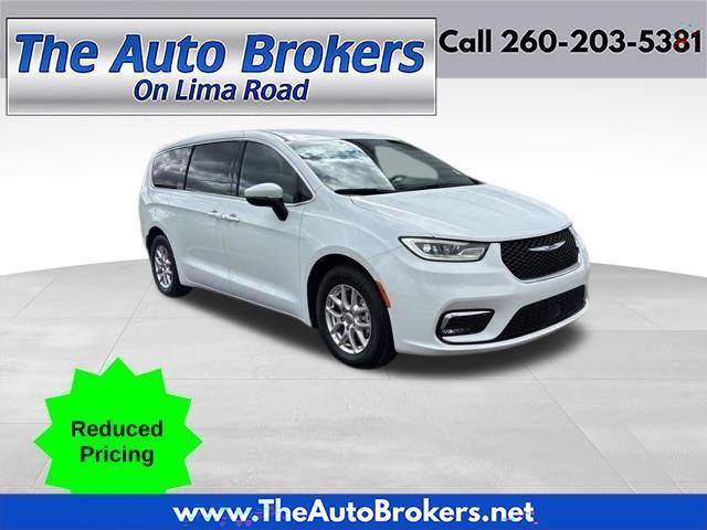 Chrysler Pacifica Touring 2023