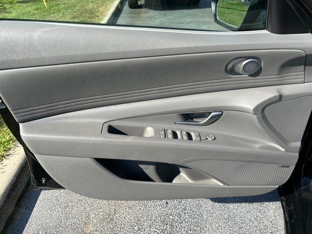 Hyundai Elantra  2022