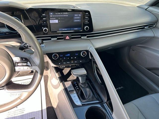 Hyundai Elantra  2022