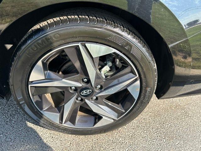 Hyundai Elantra  2022