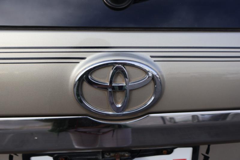 Toyota Sienna LE - 7 Passenger Seating 2005