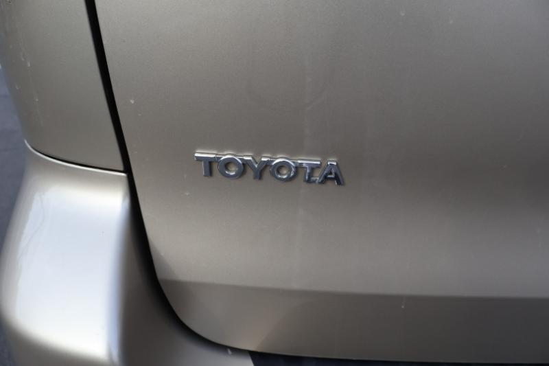 Toyota Sienna LE - 7 Passenger Seating 2005