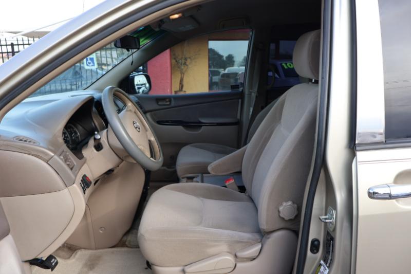 Toyota Sienna LE - 7 Passenger Seating 2005