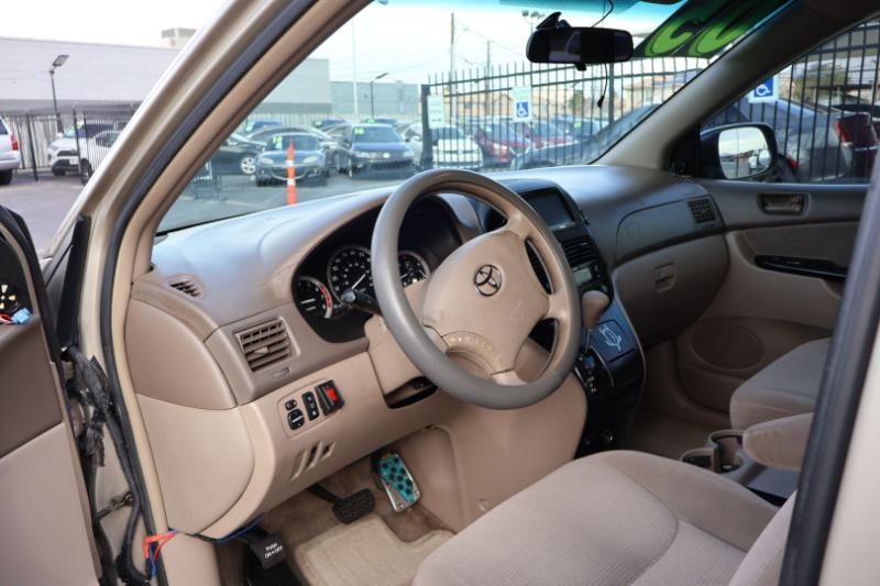 Toyota Sienna LE - 7 Passenger Seating 2005