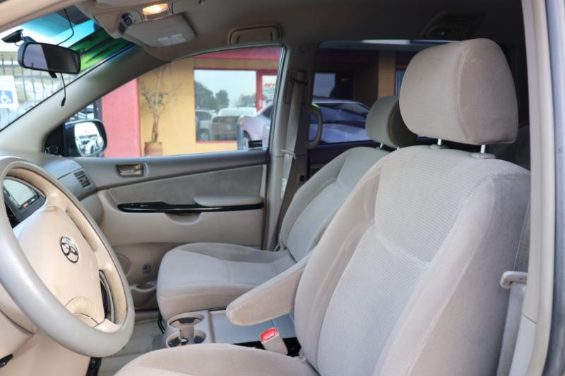 Toyota Sienna LE - 7 Passenger Seating 2005