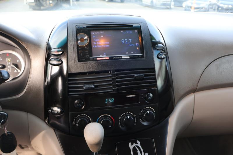 Toyota Sienna LE - 7 Passenger Seating 2005