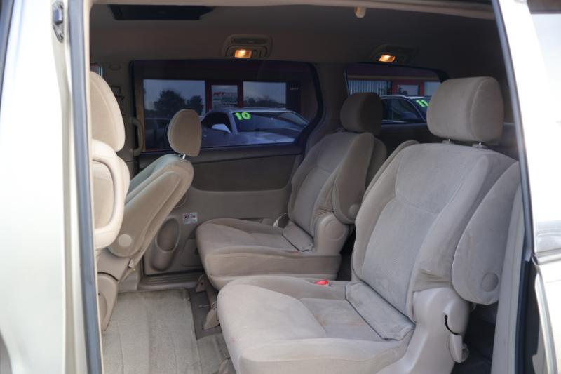 Toyota Sienna LE - 7 Passenger Seating 2005