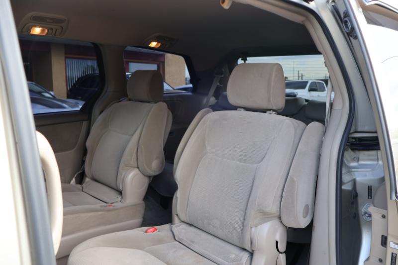 Toyota Sienna LE - 7 Passenger Seating 2005