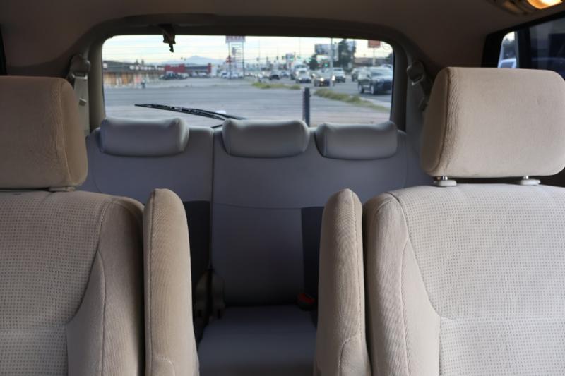 Toyota Sienna LE - 7 Passenger Seating 2005