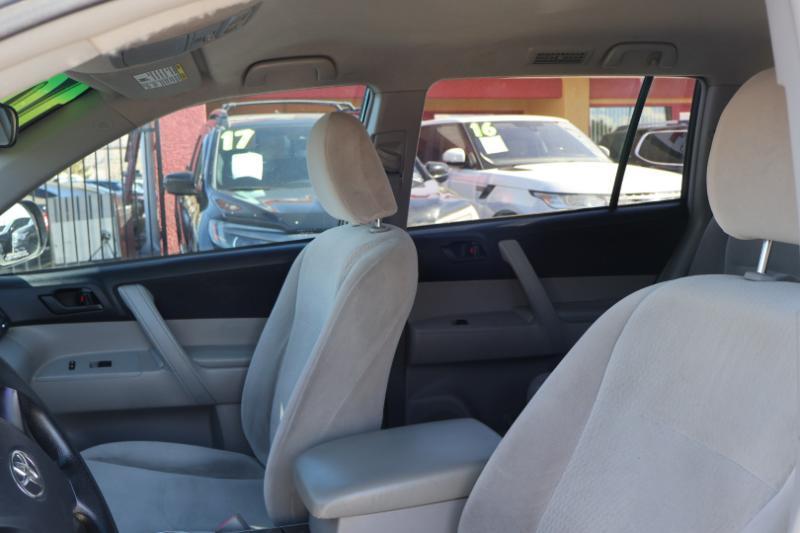 Toyota Highlander Base 2WD I4 2010