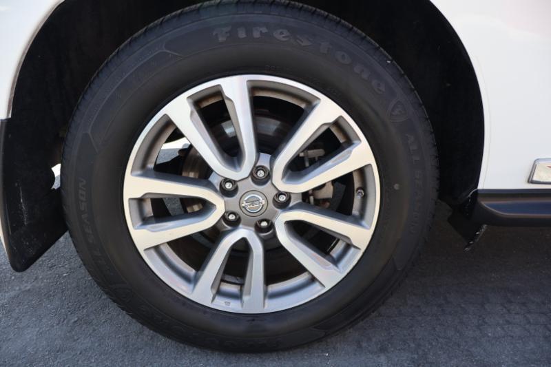 Nissan Pathfinder LE 2WD 2013