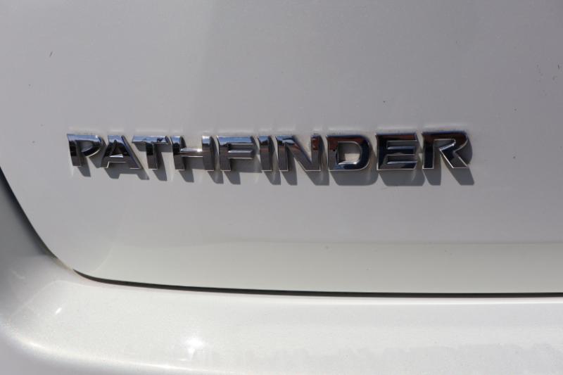 Nissan Pathfinder LE 2WD 2013