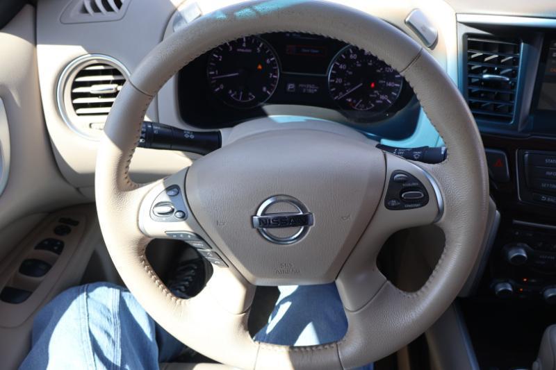 Nissan Pathfinder LE 2WD 2013