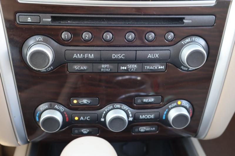 Nissan Pathfinder LE 2WD 2013
